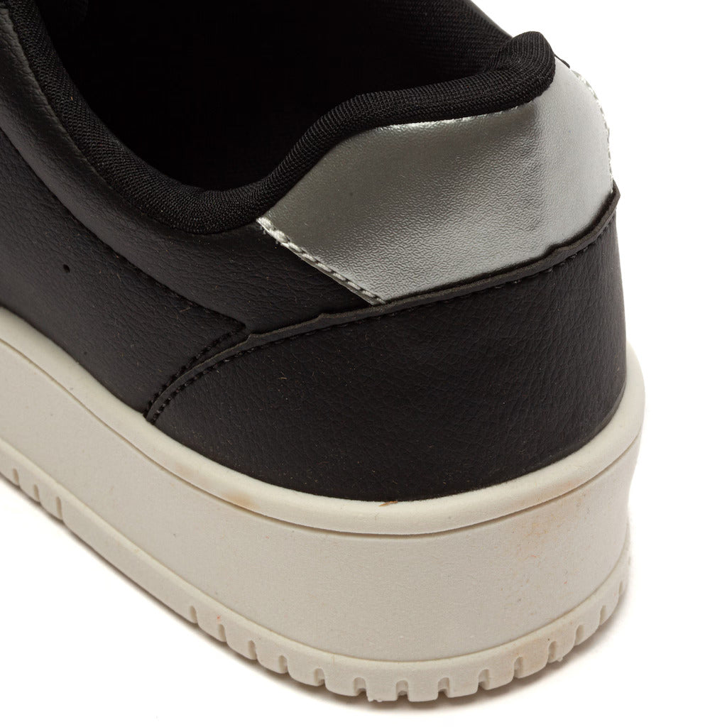 Tênis Ecko ECATL03 PretoPrata – Estilo Clássico e Elegância