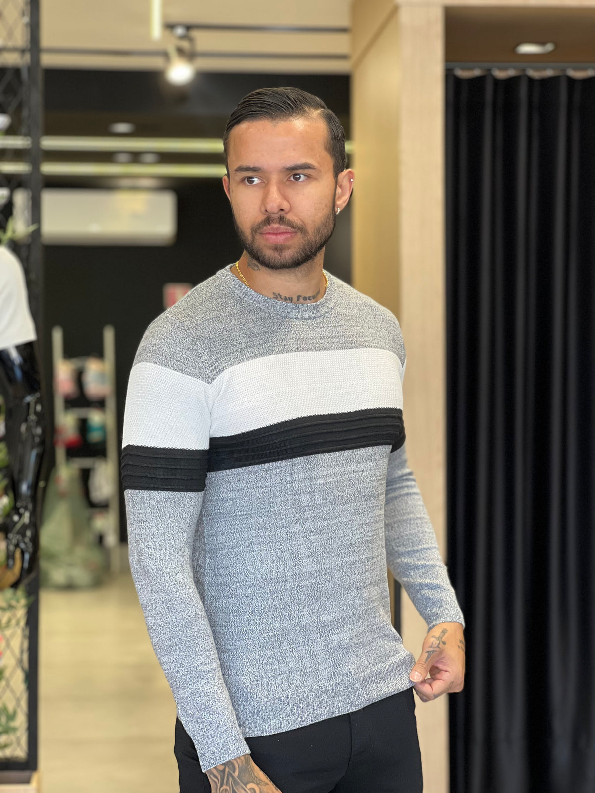 Suéter Listrado Unissex – Conforto, Estilo e Versatilidade para Dias Frios