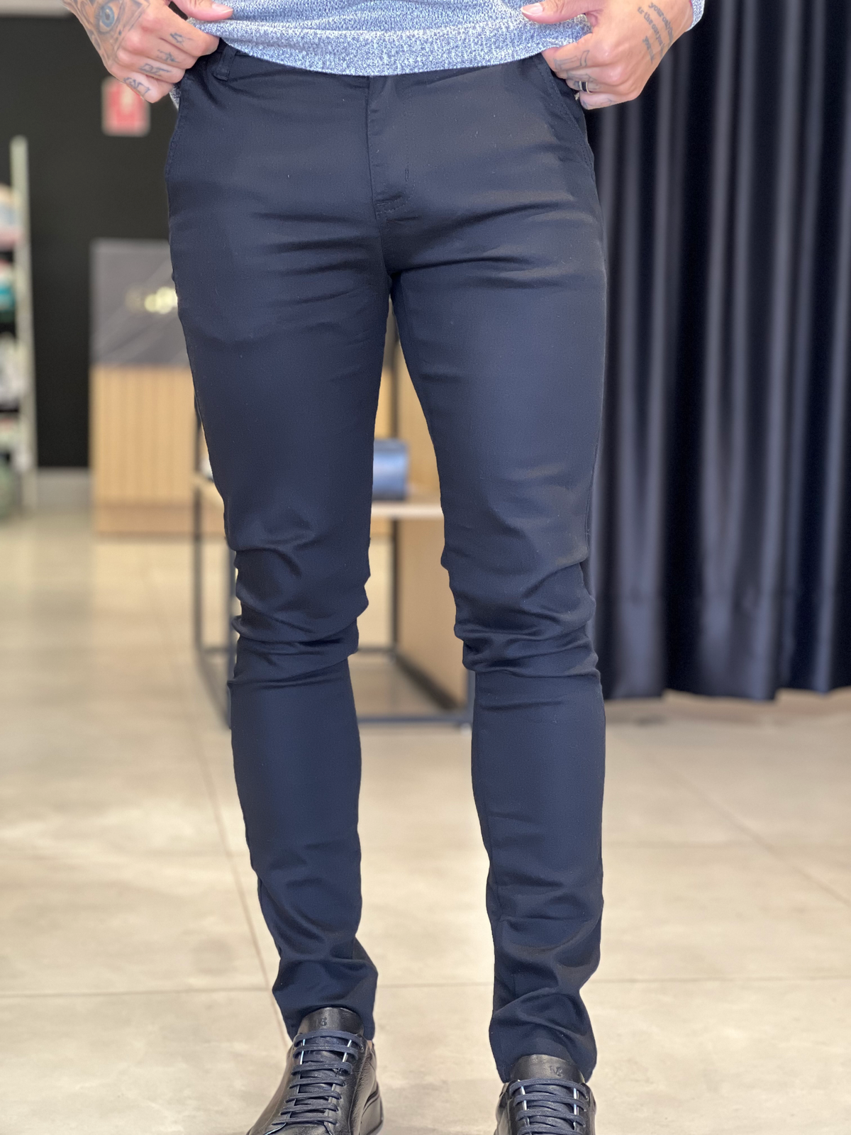 Calça Masculina de Sarja Alfaiataria Skinny – Com Lycra Embutida e Caimento Ajustado